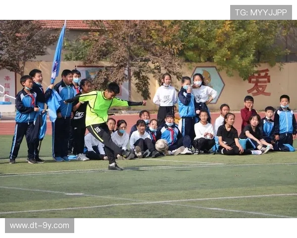 张诚的足球生涯回顾与成长轨迹解析：从少年球员到职业赛场的坚实步伐